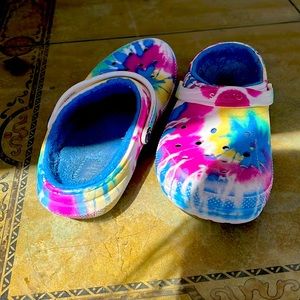 Lined tye dye crocs